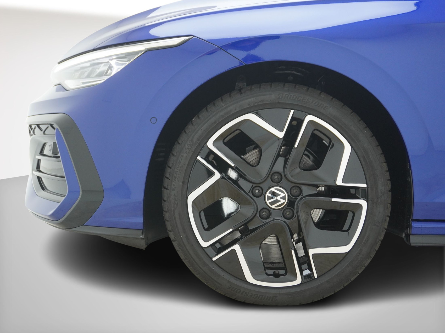 VW Golf VIII 1.5 eTSI R-Line DSG