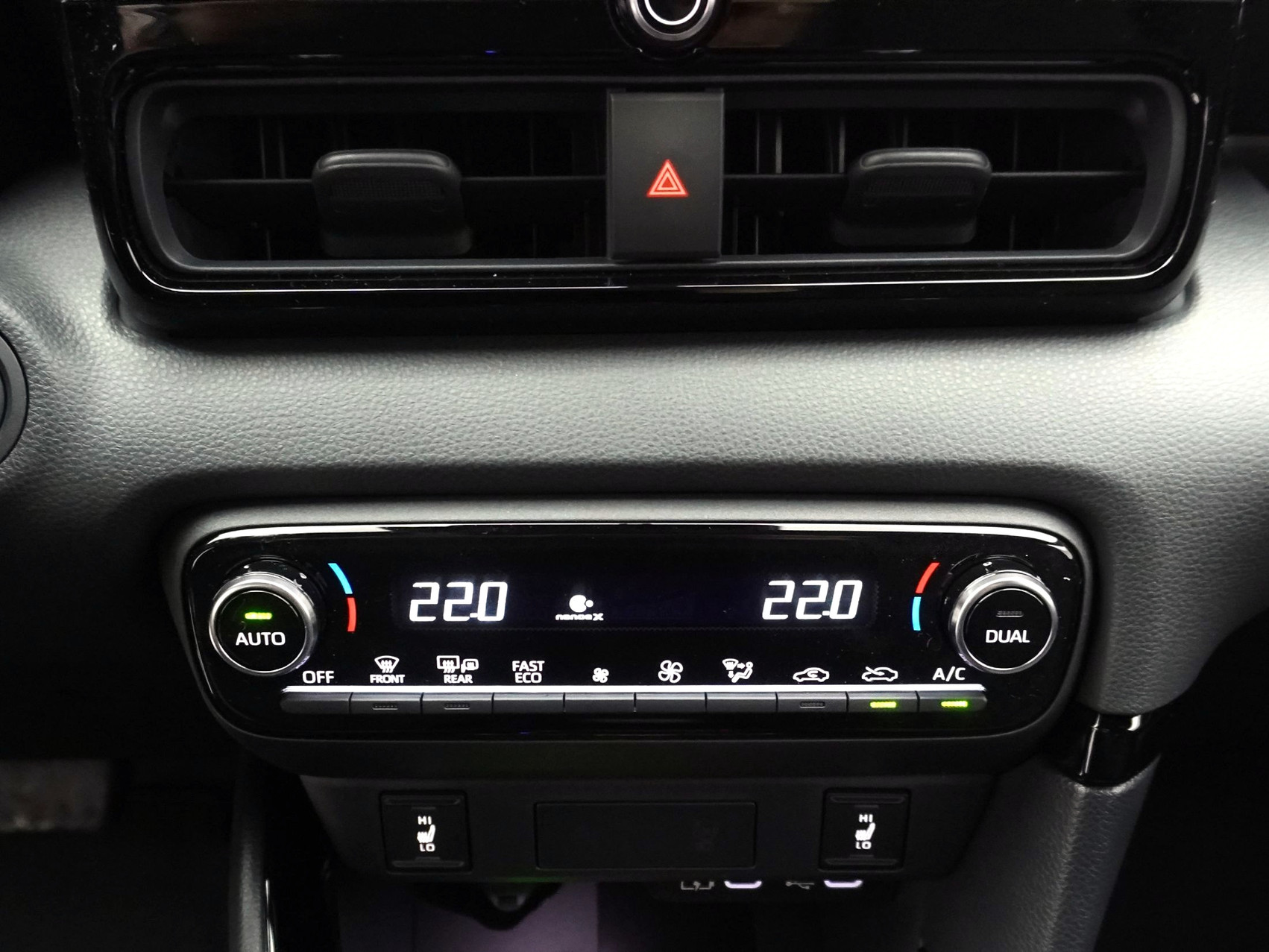 TOYOTA Yaris 1.5 VVT-i HSD Premium ** mit Glasdach **