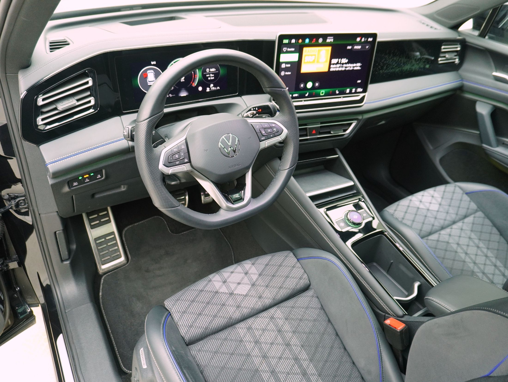 VW Tiguan 2.0 TSI DSG R-Line Black Style 4Motion **VW Werksgarantie bis 01/2030 // 21 Zoll Sommerräder**