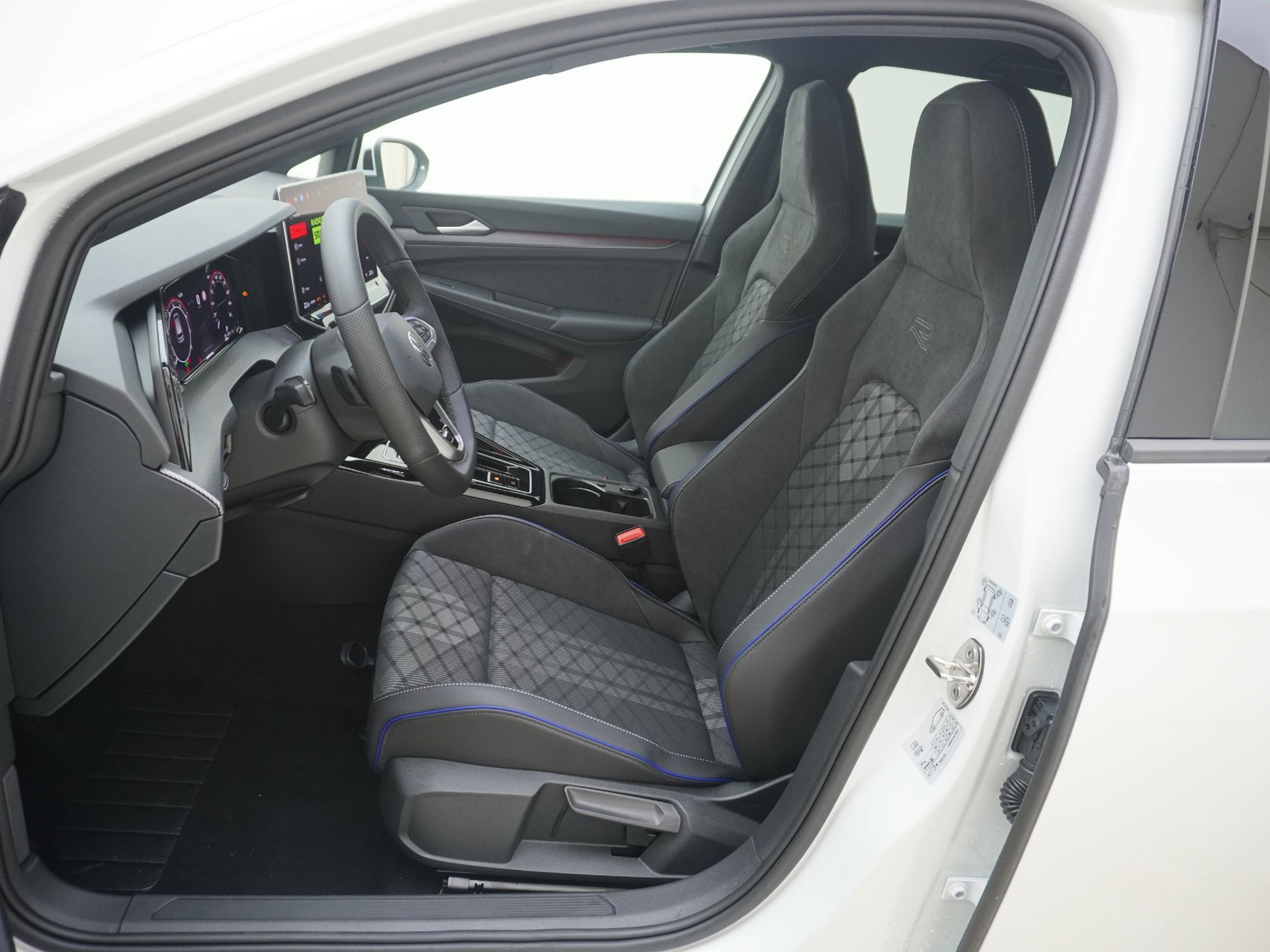 VW Golf VIII 1.5 eTSI R-Line DSG