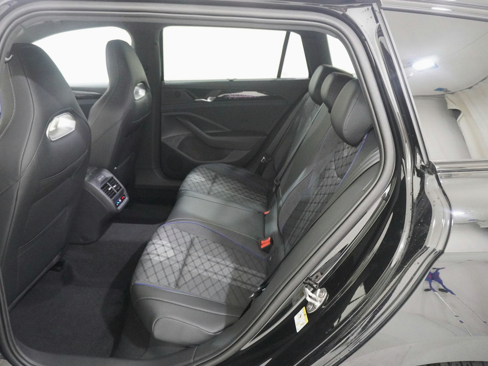 VW Passat Variant 2.0 TSI R-Line 4Motion DSG